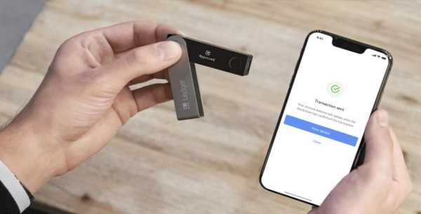 Invio di una transazione attraverso il Ledger Nano X connesso in bluetooth allo smartphone